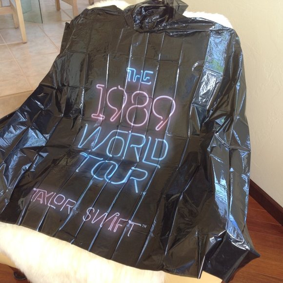 TAYLOR SWIFT VIP Merchandise Set from “1989 Tour” - Picture 14 of 15